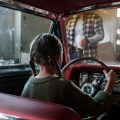 dziewczynka za kierownicą starego auta
