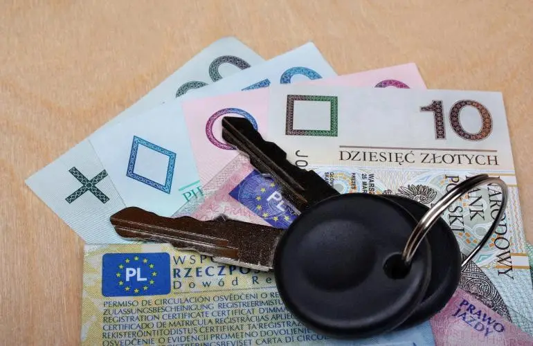 Dowód rejestracyjny i kluczyki do auta