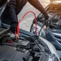 Jak podłączyć kable rozruchowe – instrukcja krok po kroku